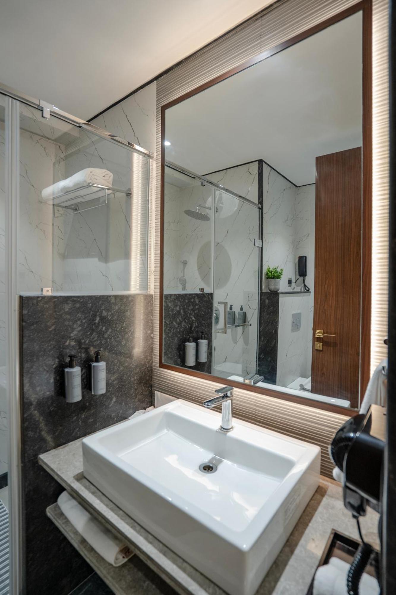 M2 Square By Monday Premium Hotell Nagpur Exteriör bild