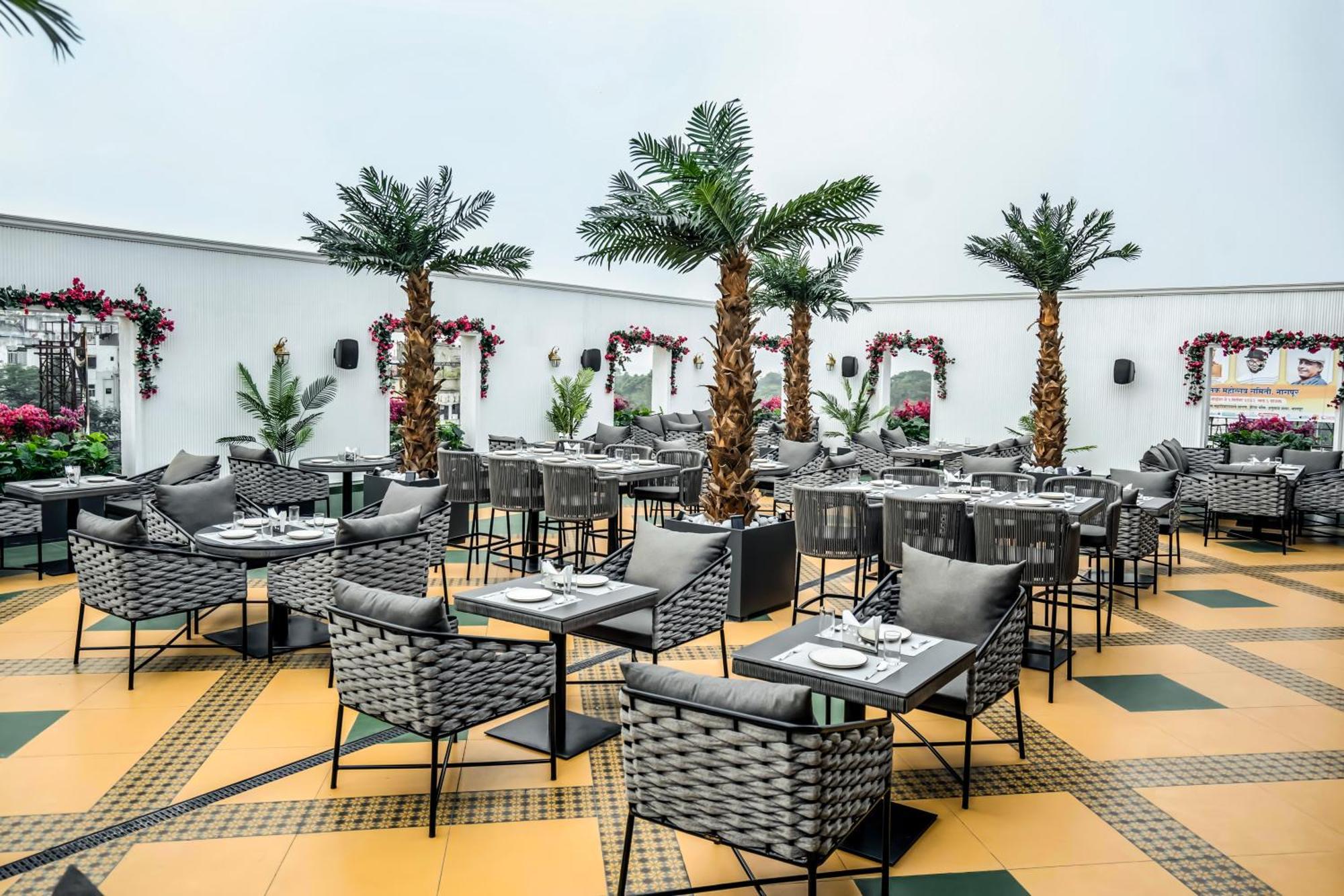 M2 Square By Monday Premium Hotell Nagpur Exteriör bild