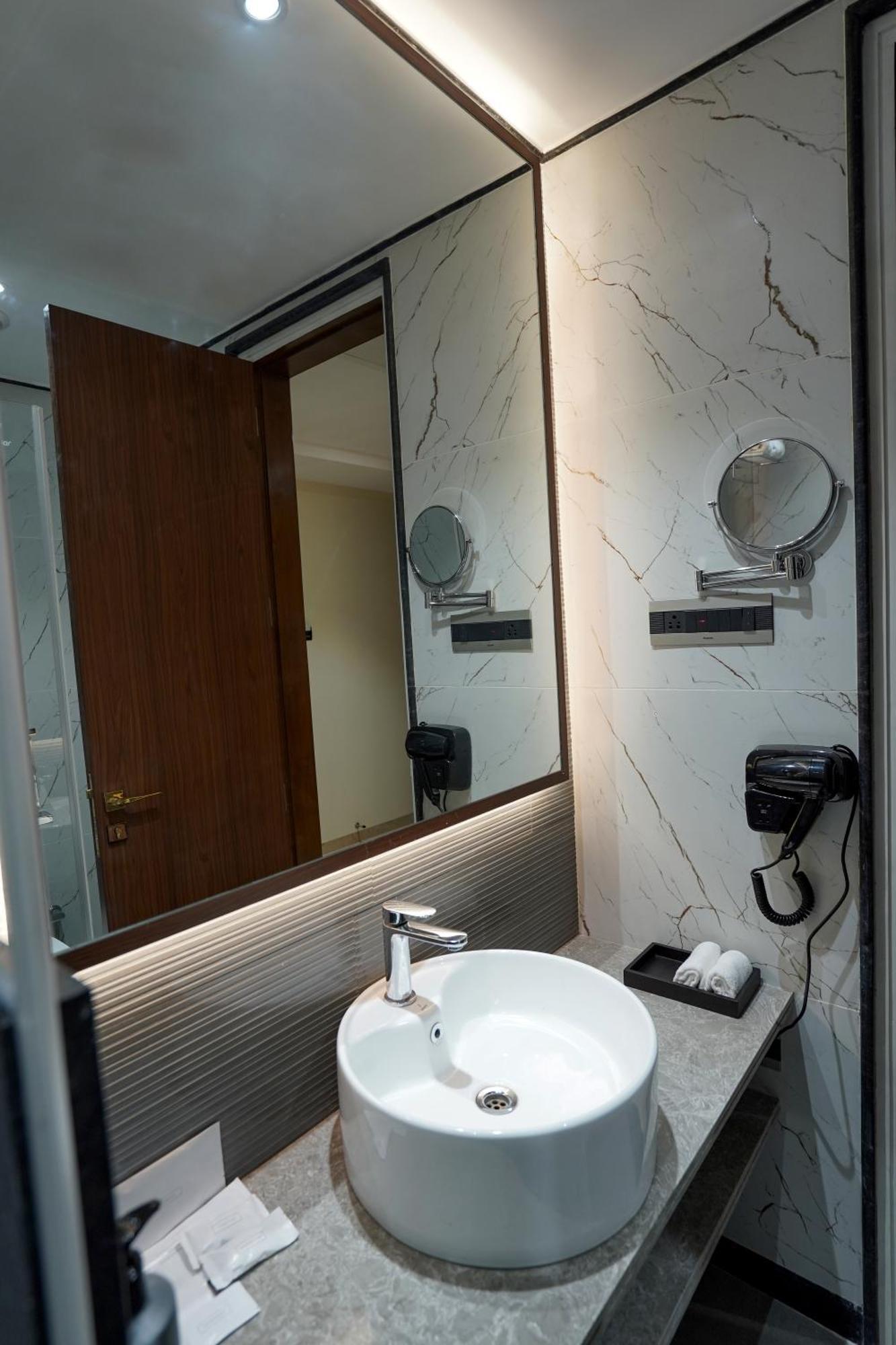 M2 Square By Monday Premium Hotell Nagpur Exteriör bild
